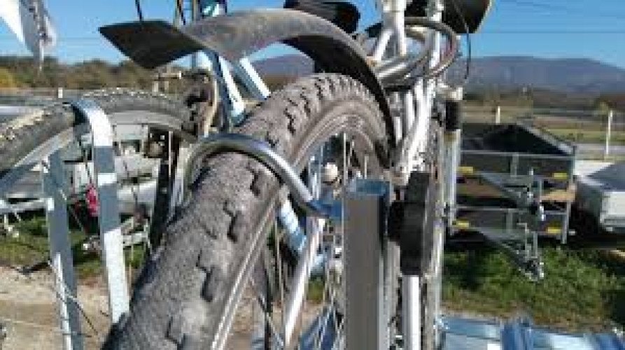El remolque transporta de 12 a 15 bicicletas en posición horizontal. - Vue alternative